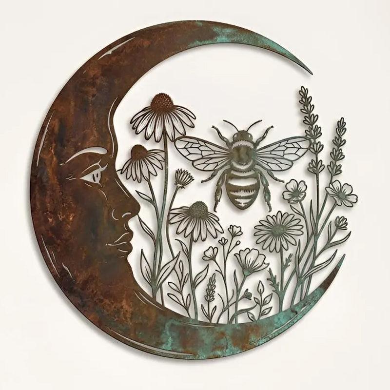 Metallmåne med bi och vilda blommor mot vit bakgrund