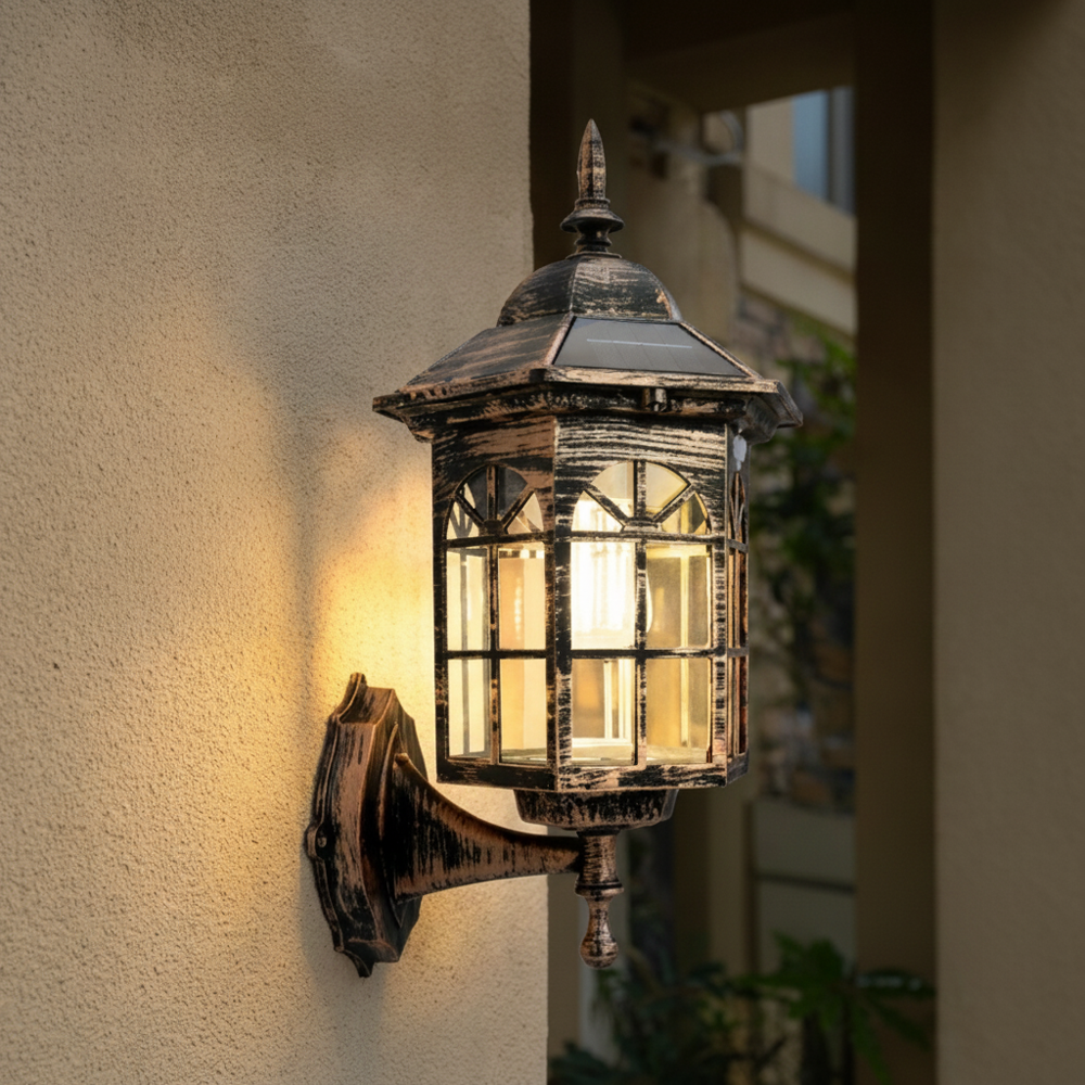 Solcellsdriven vägglampa med rörelsesensor monterad på husvägg dagtid